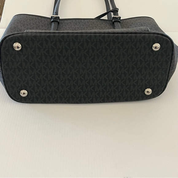 NWOT Michael Kors Jet Set Black Gray Monogram Medium Snap Front Pocket Tote - Picture 9 of 16